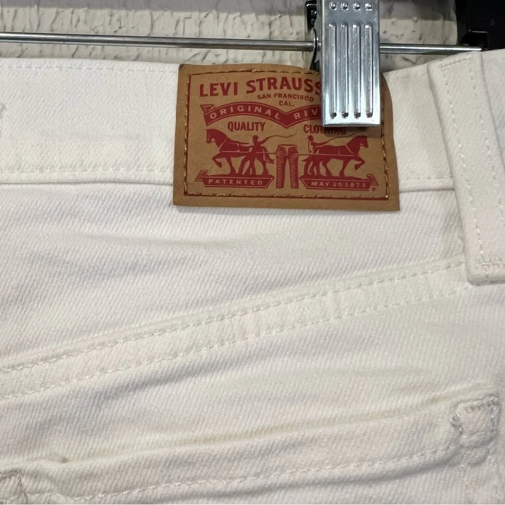Levi’s Off White Denim distressed mid rise midi Shorts size 26
